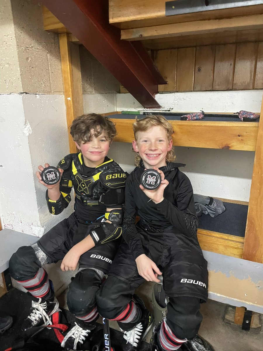 newenglandwolv1's tweet image. Sunday for 10U premier was a fantastic day up in the north country.  Two games in Berlin, a team tailgate between the games, some first goals and hat tricks.  Thank you to all the parents who helped put it together and made it such a fun winter day! #newolves