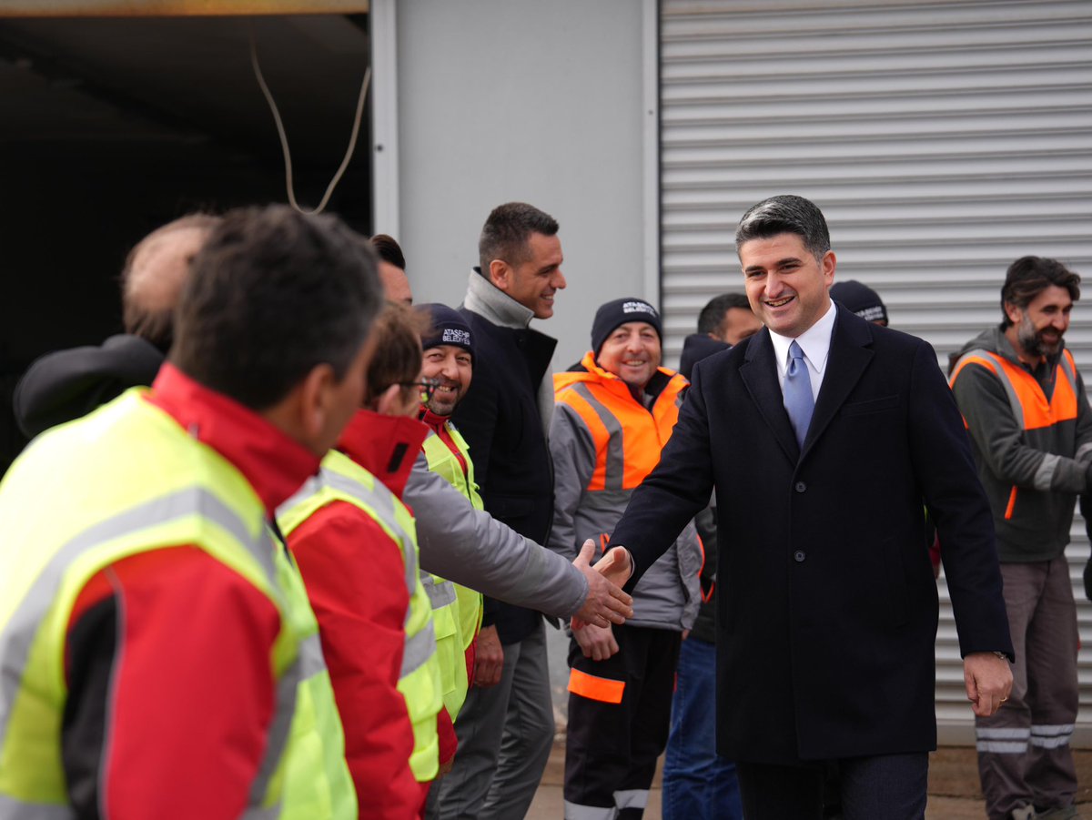 onursaladiguzel's tweet photo. Belediyemizin dış birimlerinde görev yapan mesai arkadaşlarımızı ziyaret ederek yeni yıllarını tebrik ettim. 

Büyük bir emek ve özveriyle görev yapan çalışma arkadaşlarımıza ve onların en büyük destekçileri olan kıymetli ailelerine sağlık, huzur ve mutluluk dolu bir yıl diliyor, emekleri için tüm çalışma arkadaşlarımıza teşekkür ediyorum.