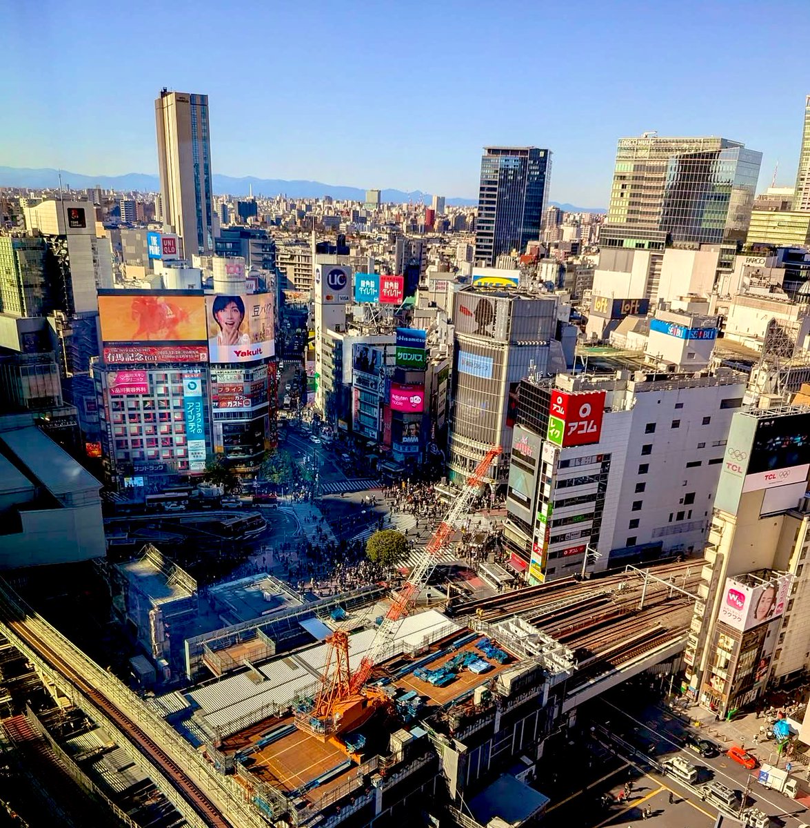 globalculturz's tweet photo. 仕事納め後もこの数日間は外出しまくりで忙しかったッス😅💦

お初のディズニーランドはクリスマス明けとはいえ、
2時間待ち💦とか込み込みだったけど、
アトラクション7つ楽しめて
あとはパレード、花火観たり、

いよいよ、早いもので歳の瀬
皆さん、よいお年を〰️！！🖐️😆 https://t.co/dhHUuvgqeS