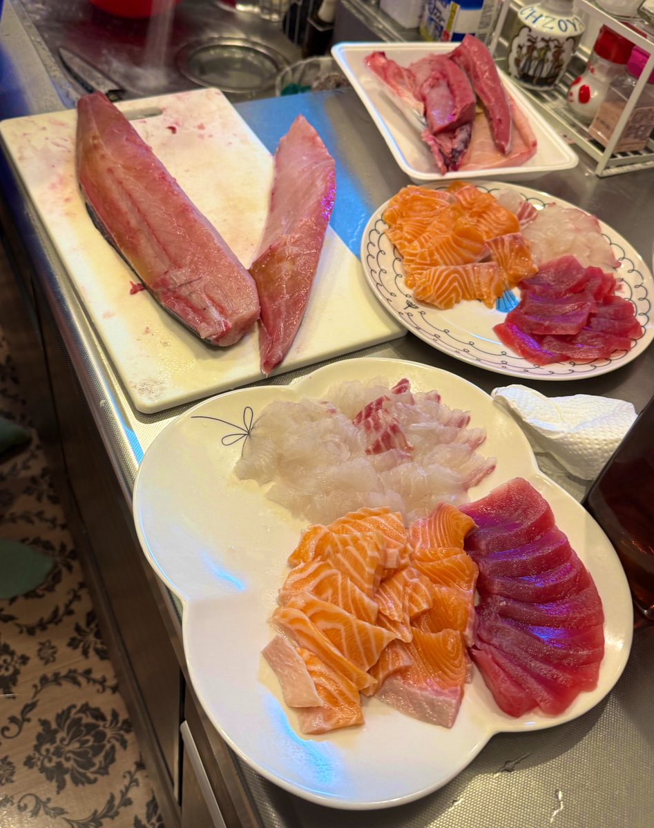 prpsuenon's tweet photo. サシミ  明日はこれのあらであら汁 https://t.co/pjI4bE9WIr