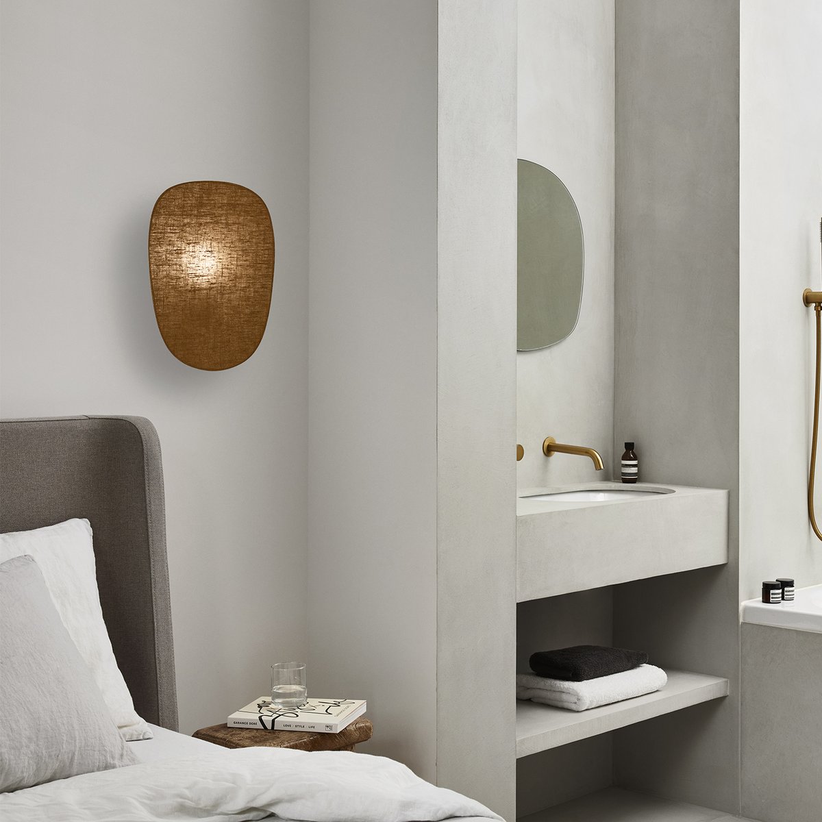 Lumitop_com's tweet image. Ambiance rétro-chic dans toute sa splendeur.
Fabriquée en France, l’applique Screen 70’s 1L de @MarketSet mêle lin ou raphia et lumière douce pour un look années 70 modernisé.

🛒 À retrouver sur Lumitop.com
#MarketSet #Screen70s #Lumitop #LampeMurale #DesignFrançais