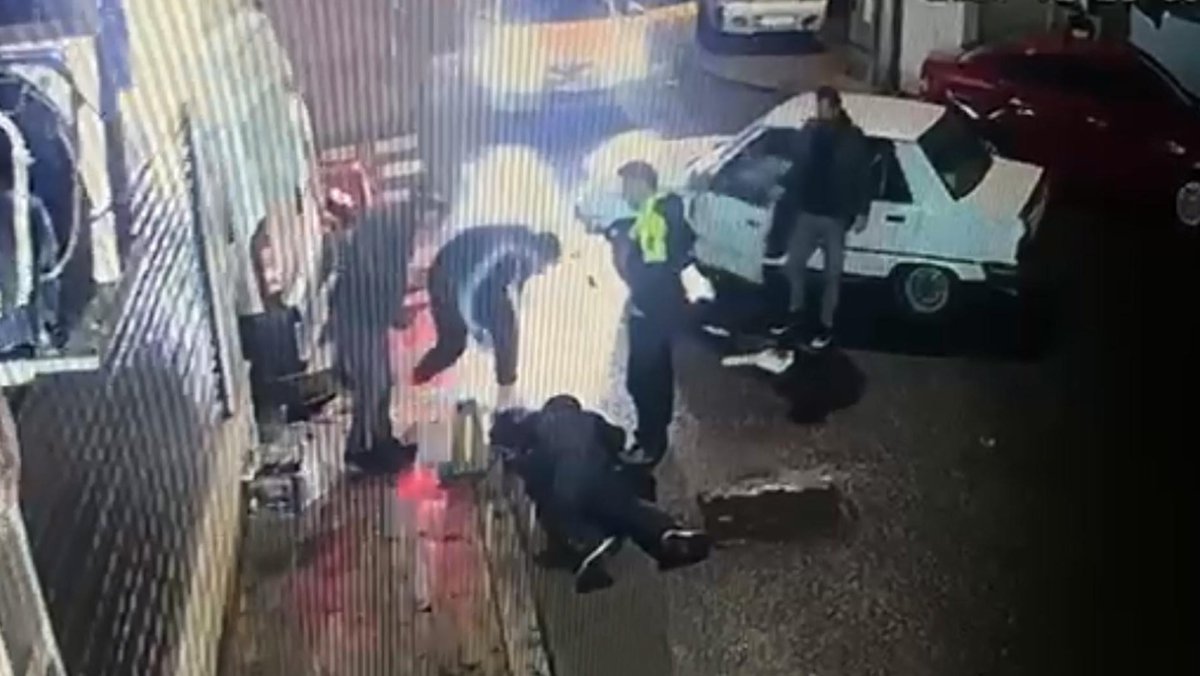 Kaza sonrası yerde yatan sürücüyü kontrol edip olay yerinden kaçtı.

daykohaber.com.tr/kaza-sonrasi-y…