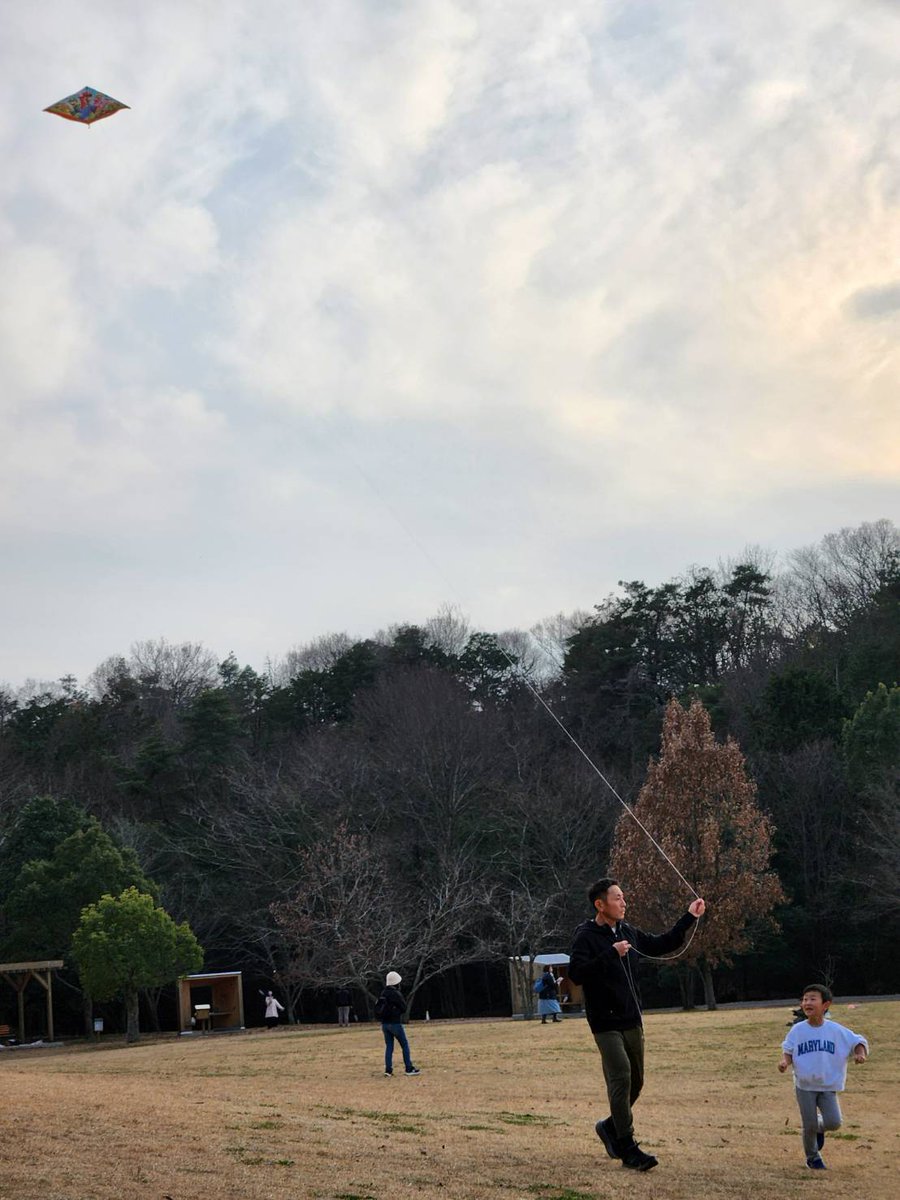 Tkambara_miler's tweet photo. 今日はゆっくりできる一日ということで、今年最後の #doublethreshold
AM: 5 x 2km w/ 60" rest (3'20-25"/km)👟 evo SL
PM: 20 x 400m w/ 35" rest (73-75") on grass + 5 x 30m hill-sprint👟streakfly
「こんなこと、我ながらよぅ3年も4年も続けてるなぁ」と折に触れて思うことがあるけど、VO2maxインターバルをガンガンやるよりかは心身ともに疲弊しにくいし、性に合ってるんだろう。
都大路でプチ話題になったstreakflyの初代は、最高に楽しい芝生トレシューズ (通算6足目←スーパー脆弱接着剤のせい)。
ちなみに、息子らとの凧揚げを含めると #triplethreshold