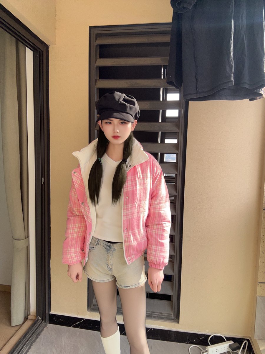 BbjZlq's tweet photo. ＃男娘 ＃可爱的男孩子 多亏光腿神器，夏天的裤子还能穿🫣 https://t.co/qLjjhVRd9q