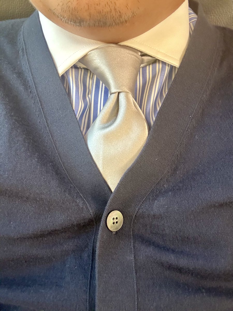 simplego08's tweet image. #Suitfetish  
领带故事。这条银色缎面领带被我射第一次是系在他脖子上，当时正面打桩后拔出忍不住再次喷射溅上去了，即使送洗也没能洗干净。如今经二次加工，仍然可以戴着出门，只不过必须马甲加持