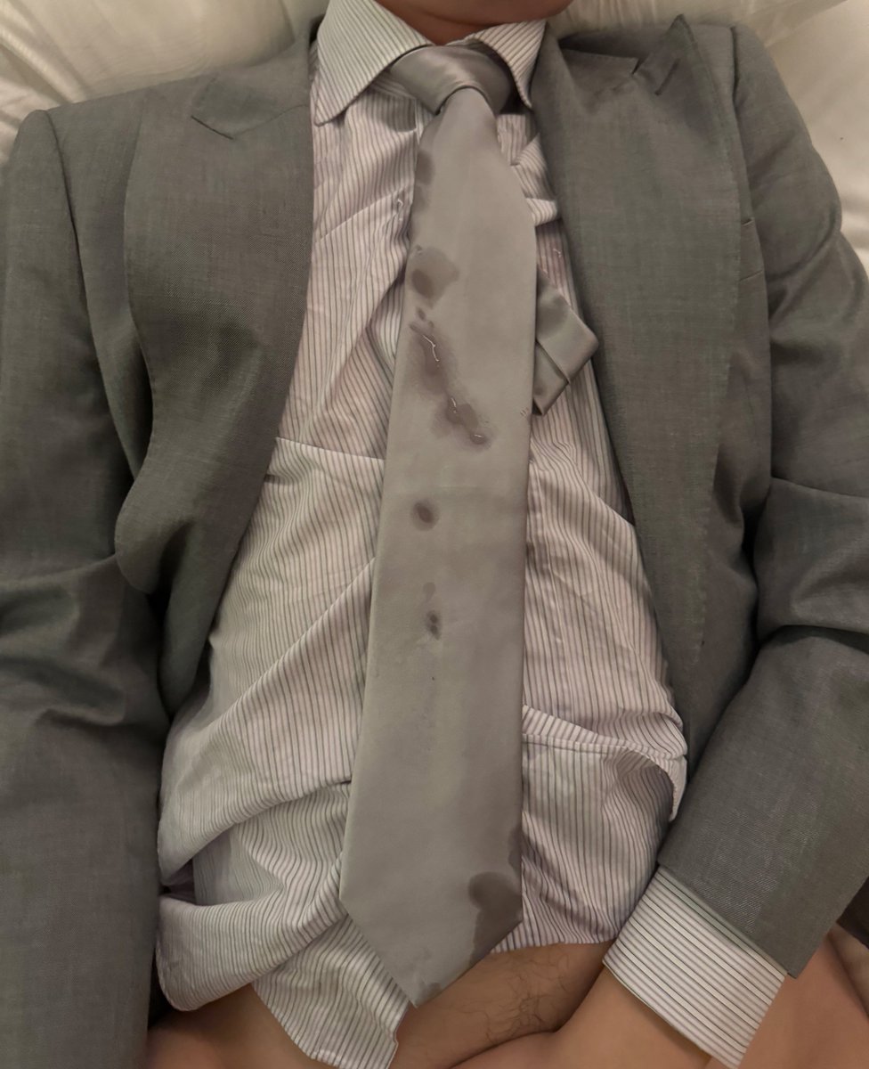 simplego08's tweet image. #Suitfetish  
领带故事。这条银色缎面领带被我射第一次是系在他脖子上，当时正面打桩后拔出忍不住再次喷射溅上去了，即使送洗也没能洗干净。如今经二次加工，仍然可以戴着出门，只不过必须马甲加持