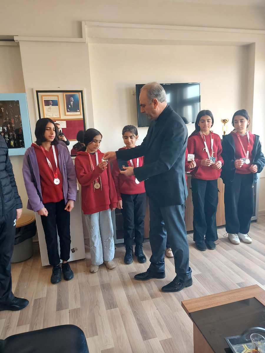 Kros Yıldız Kızlar kategorisinde İl Üçüncülüğü başarısı elde eden Akalan Şehit Mehmet Aygün Okulu öğrencilerimiz Eğil Kaymakamlığı tarafından çeyrek altın ödüllendirildi. Okulumuzu ve öğrencilerimizi tebrik ederiz.😊
<a href="/Diyarbakirmem/">Diyarbakır İl Millî Eğitim Müdürlüğü</a> <a href="/Volkanhulur/">Volkan Hülür</a> <a href="/behcettekdemirr/">Behçet TEKDEMİR</a>