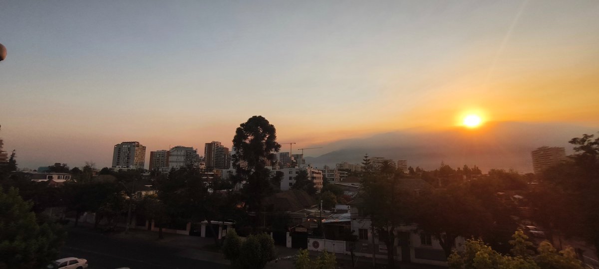 duendedelbosque's tweet photo. Así amaneció Stgo. Con el humo del incendio de San Carlos https://t.co/7ogjA6w4wp