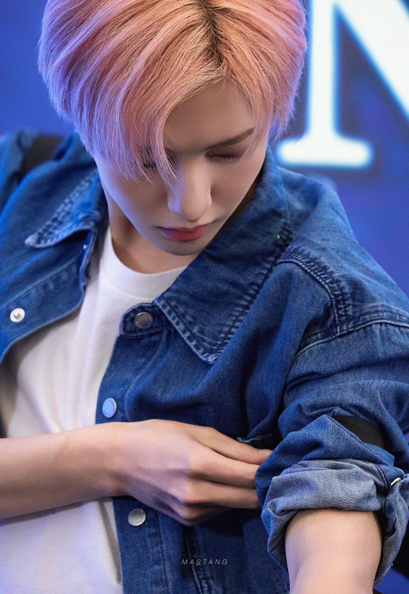 Before 2025 end, let's share Renjun's video or picture that screams "Renjun laogong boyfriend daddy oppa prince alpha king" during 2025 😌💛

#RENJUN #런쥔 #仁俊 #ロンジュン