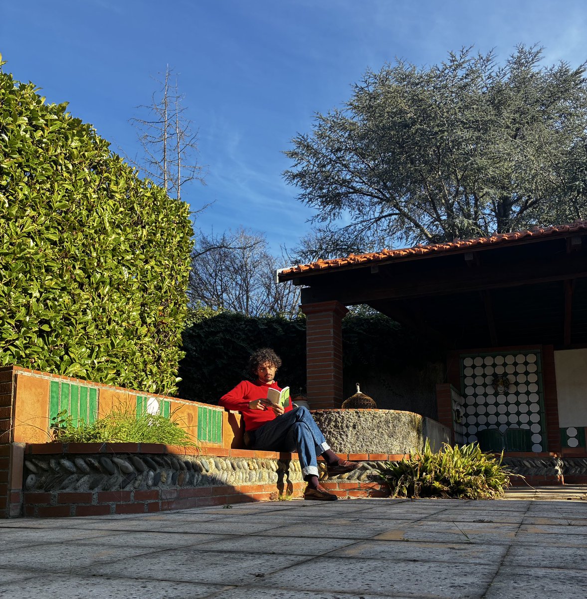 Je finis l’année au soleil, un livre à la main. Beaucoup de choses stagnent, mais je continue d’écrire, de prier et de faire preuve d’amour et d’exigence.
J’espère que vous allez bien, et que mes dernières histoires vous ont plu.
🩵