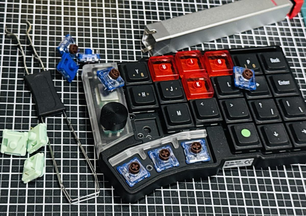 やろうやろうと先延ばしにしてた Cornix のキースイッチとキャップの換装を年越し前に慌ててやってます
普段からタクタイルなので、自分にはリニアは軽すぎてミスタイプが多すぎたのです