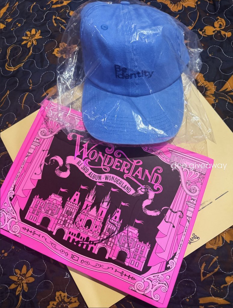 missDVIP92's tweet image. #Dee2026Giveaway 🎁
1. Signed Album
2. Wonderland LP (no pc)
3. TLP Tour Photobook (no pc)
4. Be Identity cap

✔️ Mbf me &amp;amp; Hanbinnie 
✔️ Rt and reply your 2026 new year wish and screenshot of bubble subscription (add watermark and use #)
✔️ Ends on 3/1/2026
✔️ Malaysia address or…