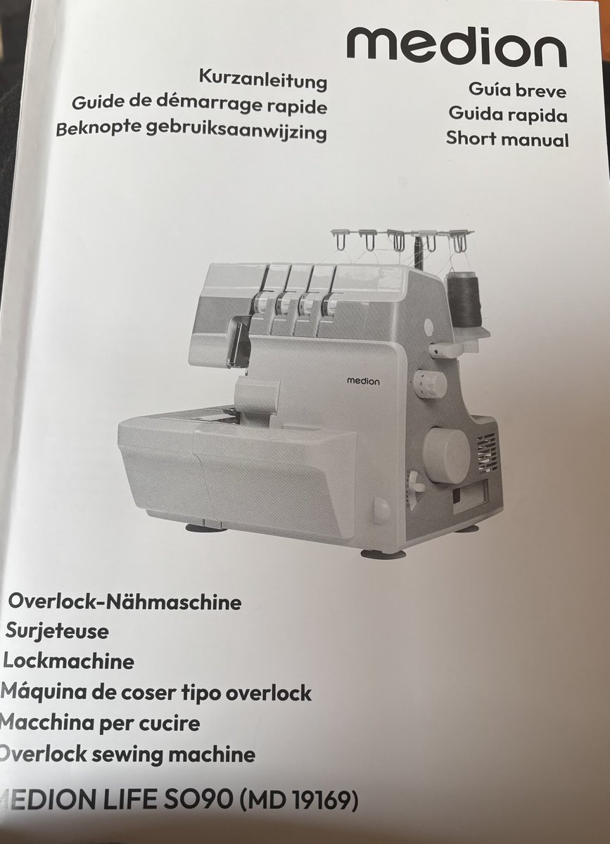 Das war meine Lektüre zum Frühstück. 
Danach konnte ich auch die Fäden richtig einfädeln 🤭

Nun schau ich noch nach neuem Garn in quietsche Farben