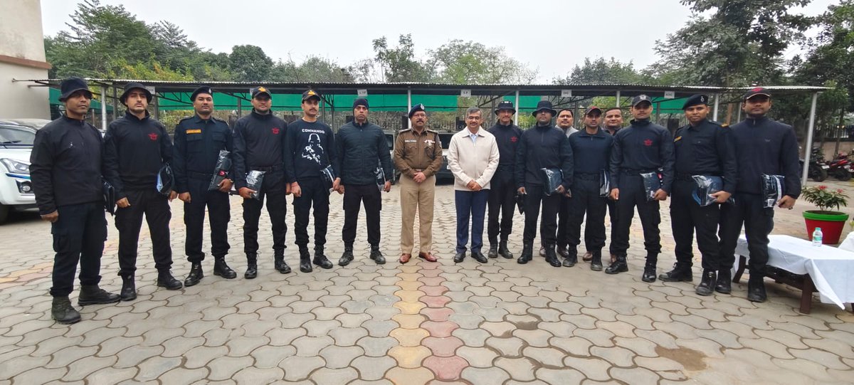 BiharAts's tweet photo. आज दिनांक 30.12.2025 को आतंकवाद निरोधक दस्ता (बिहार) एटीएस मुख्यालय, पटना में PET में सफल अधिकारियों/कर्मचारियों को प्रोत्साहन देते हुए अपर पुलिस महानिदेशक, ATS द्वारा ट्रैक सूट वितरण किया गया l https://t.co/eebRDmAZX7