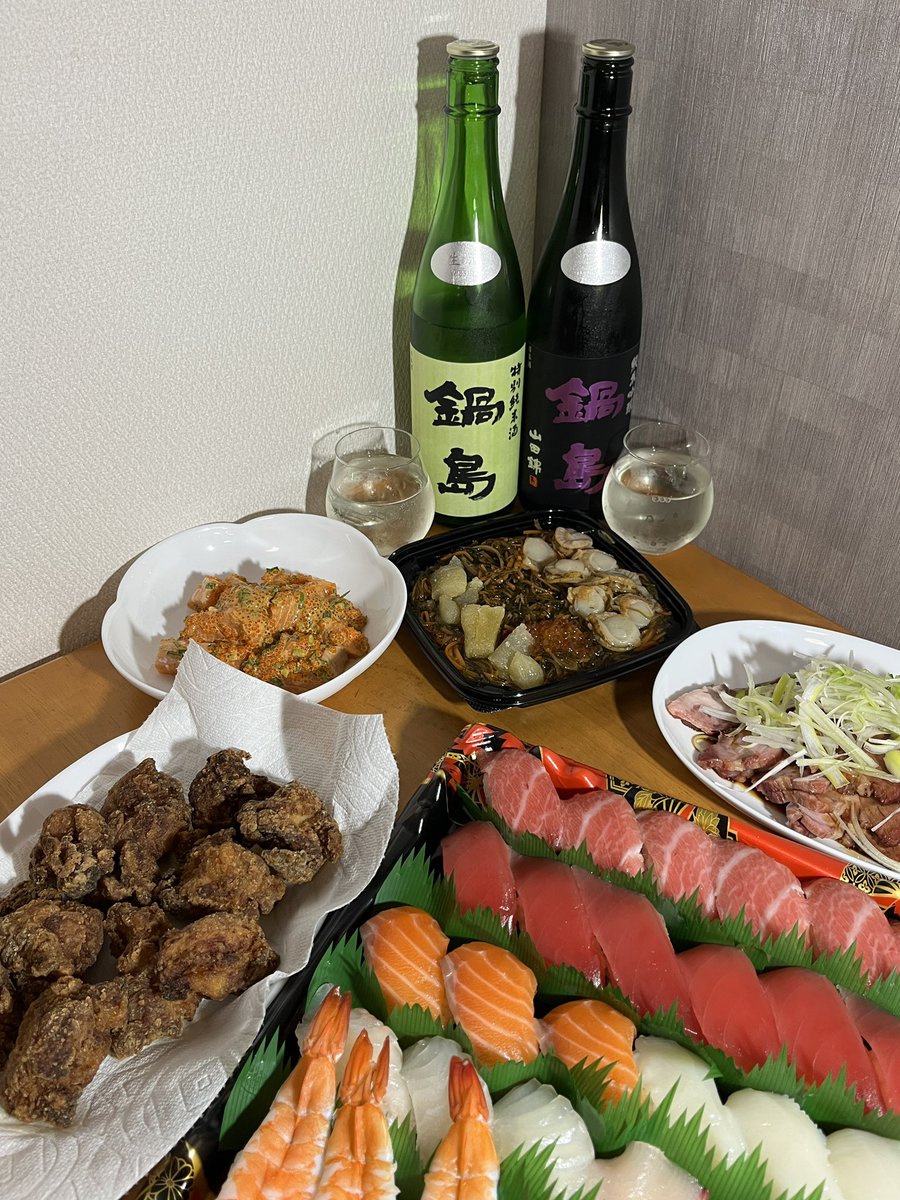 #鍋島 #特別純米酒 #純米吟醸  #生酒 #佐賀県鹿島市 #富久千代酒造
今日で仕事納め！
鍋島の呑み比べで2025年を〆る🍶
特純は香りと甘さが控えめで微発泡の食中酒！
純吟は香り華やかで優しい甘味と旨み、微発泡でジューシー感があってメッチャ美味し🤩
皆様、酔いお年をお迎えください🌅