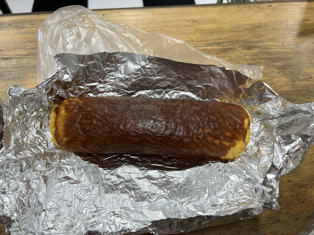 BeFree9758's tweet photo. 今日は沢山の客人が食べ物を差し入れてくれた。これでも食べまくって半分…！いやーありがたやですわ！そして料理上手のSちゃんが正月のおせち的なモノまで手作りで持って来てくれた。チャーシューに栗きんとん。そして伊達巻まで手作りってすげ〜なぁ！美味そうだなぁ！早く食べたいけ我慢… https://t.co/r7T7eVjXFW