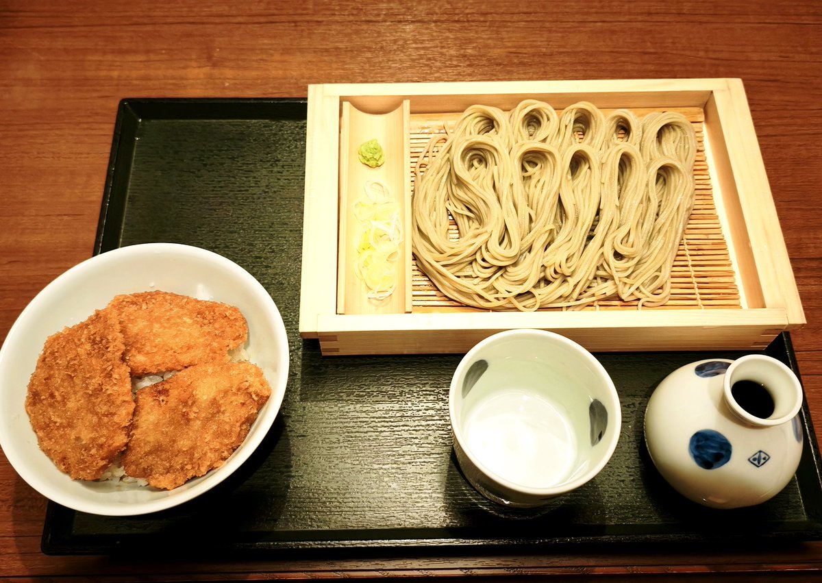 地元に帰省してきたので地元(新潟)らしい食べ物「へぎそば」とタレカツ丼をいただきます🙏✨️
