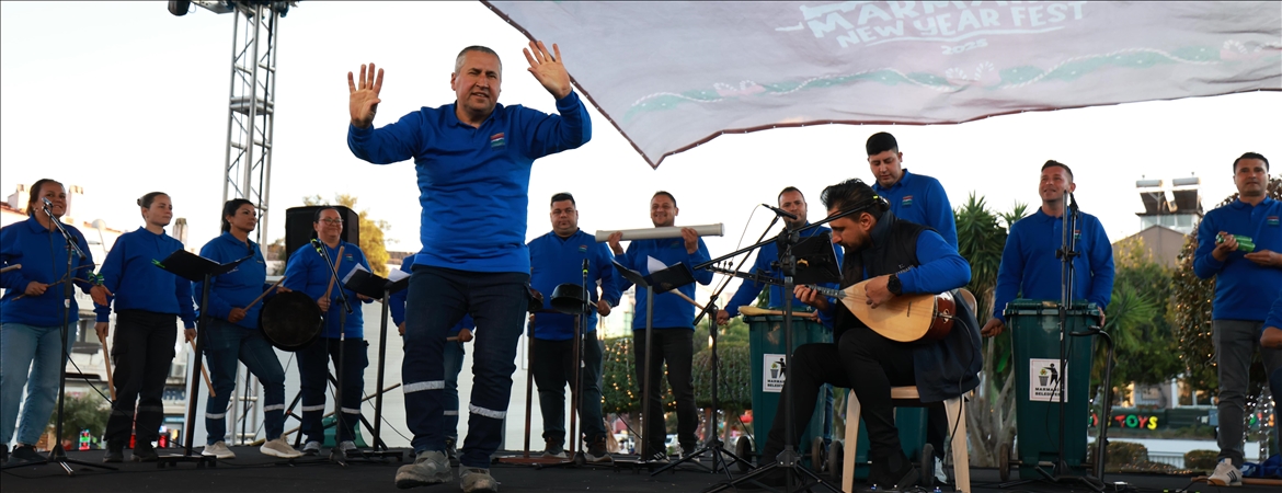 Marmaris'te düzenlenen Yeni Yıl Festivali'nde temizlik işçileri, sıfır atığa dikkati çekmek için çöpten topladıkları atıkları enstrüman yapıp konser verdi.