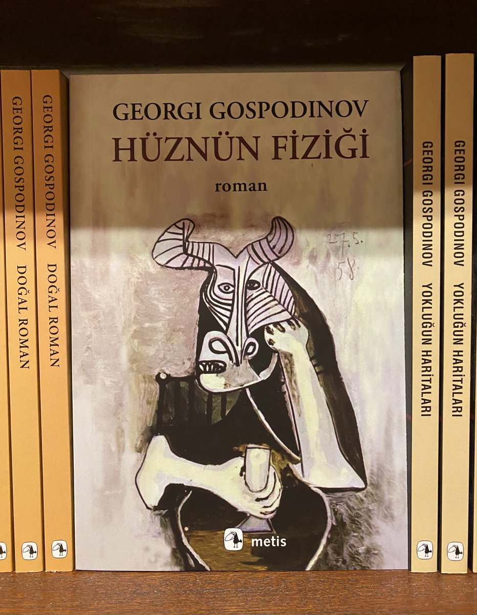 Georgi Gospodinov’un dönemden döneme, hikâyeden hikâyeye atlayarak ince ince kurduğu bir labirent-roman Hüznün Fiziği.
Romanın anlatıcısı, başkalarının çocukluğuna, korkularına, geçmişine “zihinsel olarak giren” ve onların yaşadıklarını yaşayan bir adam. #hasineşenkaradeniz🌱