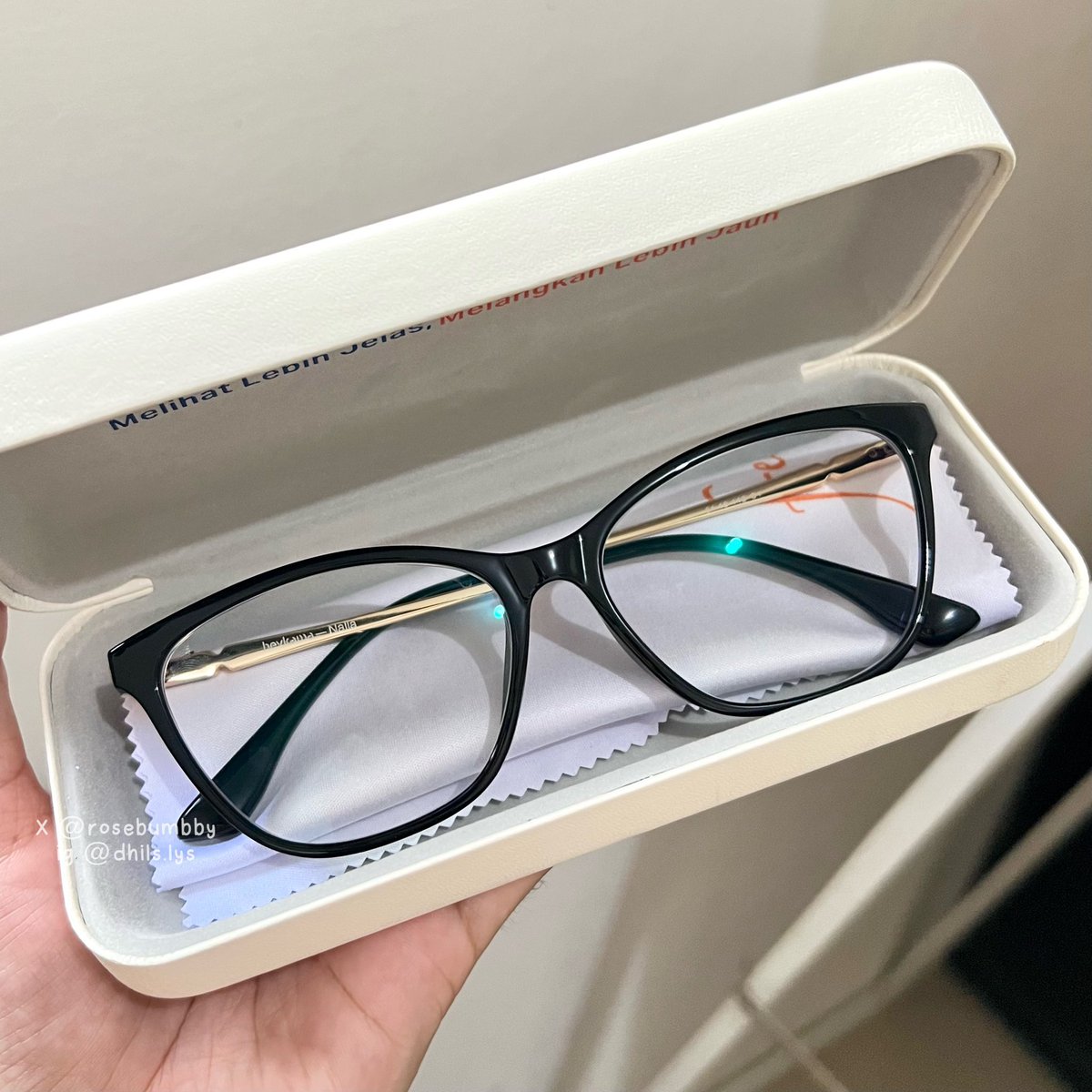 rosebumbby's tweet photo. MY BEST PURCHASE 2025 :

simple pieces, big impact… glasses, everyday tops, a timeless bag, and breathable hijabs 👌🏻💯 https://t.co/vfXPxSEbkx