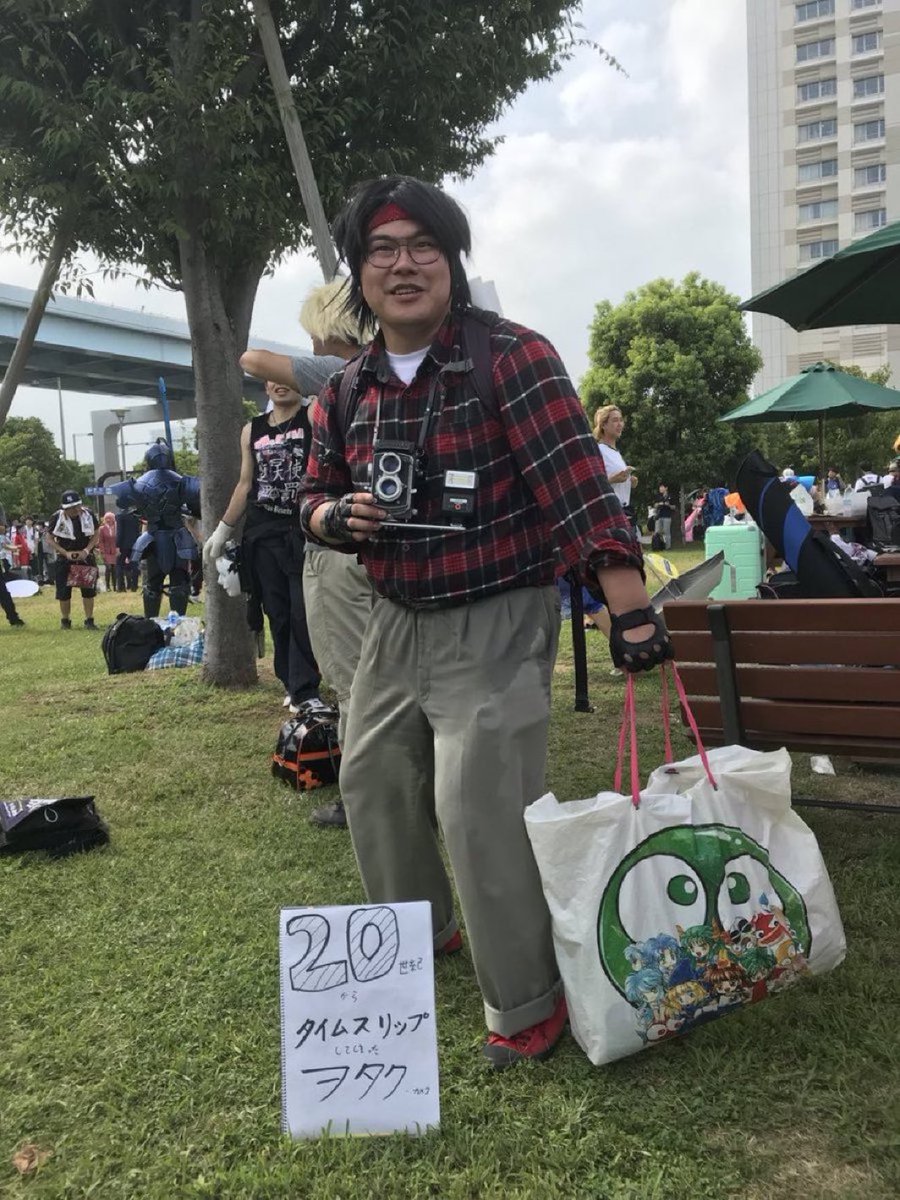 yeskiri's tweet image. 「小生、98年の夏コミに来たつもりでござるのにww」と言いながらコミケに現れた20世紀からタイムスリップしたオタク