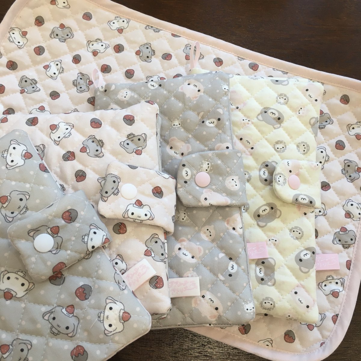 fancyS2atelier's tweet image. 팬시 아뜰리에 ♡ 히나쿠우 콜라보 프리오더 
(12월 30일 - 1월 2일) 

자세한 설명과 선택 방법 등을 적어둔 공지글이에요! 
주문 페이지는 밤 10시부터 오픈됩니다 
해당 글을 RT해주시는 1분께 원하시는 제품을 보내드립니다 (っ˶ᐢ. .ᐢ˵)っ
fancyatelier.kr/boardPost/1371…