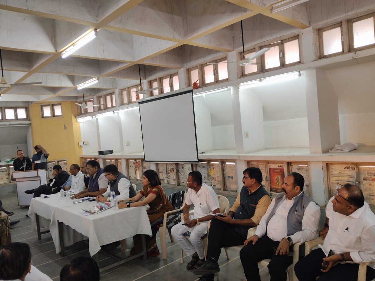 તારીખ 29/12/2025ના રોજ એ.પી.એમ.સી. વિજાપુર ખાતે ખેડૂતો તથા વેપારીઓની ખેત પેદાશોના પરિવહનને રેલ માર્ગ દ્વારા કરવામાં આવે તે બાબતના આયોજન માટે બેઠક યોજાઈ હતી. 
<a href="/CMOGuj/">CMO Gujarat</a>
<a href="/GujAgriDept/">Gujarat Agriculture, Farmer Welfare & Co-op. Dept.</a>
<a href="/drmadiwr/">DRM Ahmedabad</a> 
<a href="/CollectorMeh/">Collector Mehsana</a>
<a href="/infomahesanagog/">Info Mahesana GoG</a>