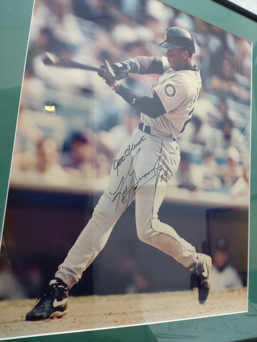 ケン・グリフィー・ジュニアの巨大フォト(直筆サイン入り)なのですが