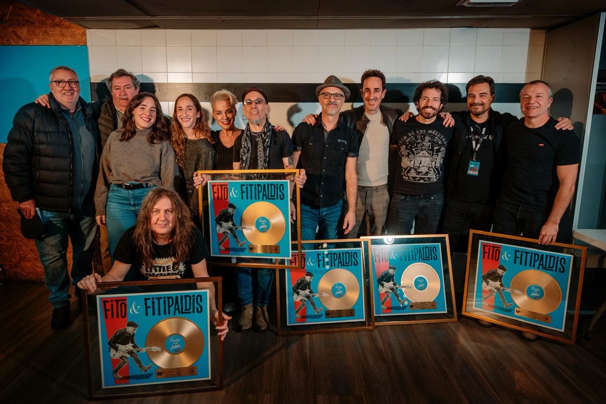Muchas gracias a <a href="/WarnerMusicES/">Warner Music Spain</a>  por la entrega del disco de oro. Muchas gracias a vosotros por hacerlo posible. 🙌
Nos vemos esta noche para la segunda fecha en el <a href="/MovistarArenaEs/">Movistar Arena España</a>  de Madrid.