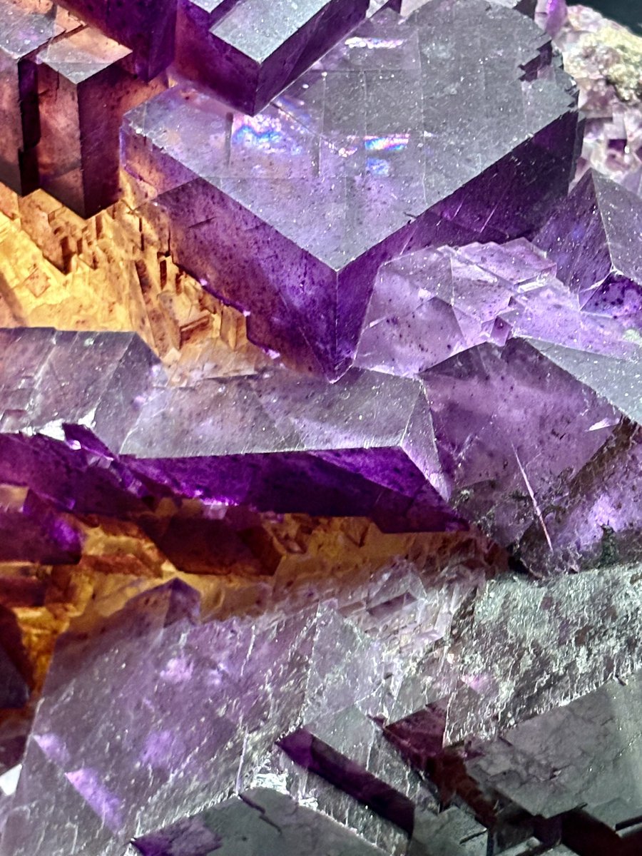 EtienneKlein's tweet image. « Le cristallier est celui qui porte, en quelque manière, ses mains dans les amas d'étoiles pour en caresser les pierreries. » (Gaston Bachelard)
#muséedescristaux #chamonix