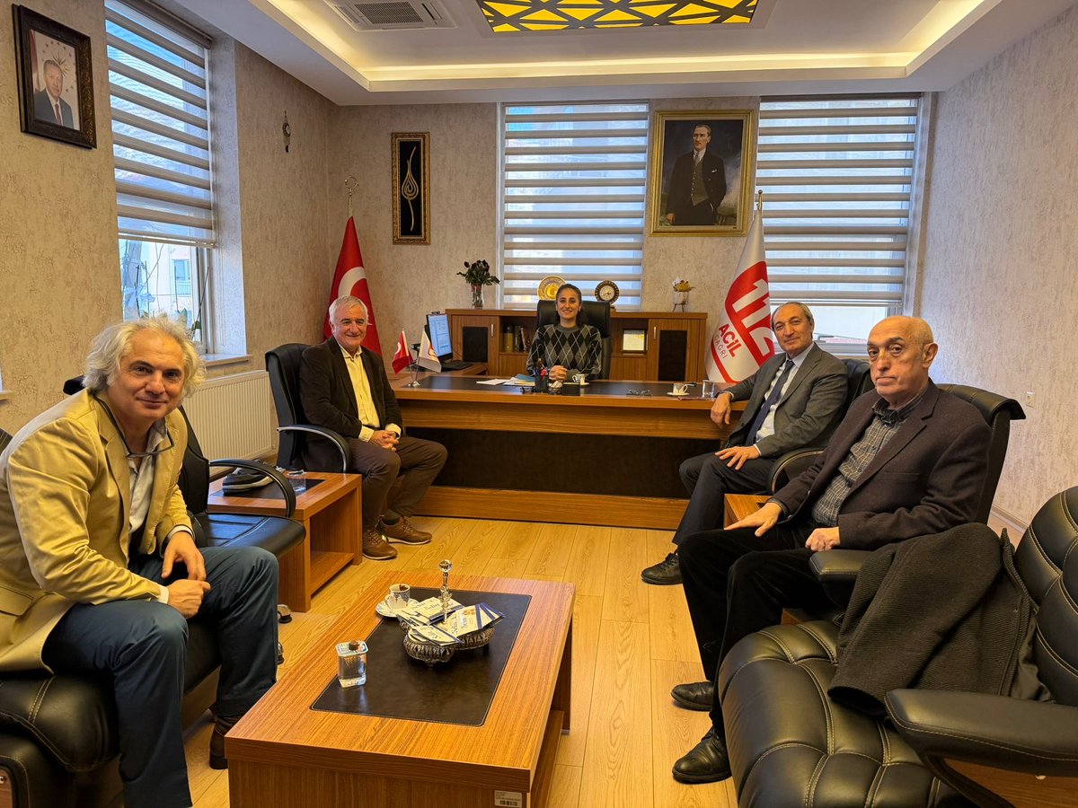 Vakıf Yönetim Kurulu ve Sağlık Komitesi Üyeleri olarak Tunceli 112 Acil Çağrı Merkezi Müdürü Songül ACAR’ı ziyaret ettik.
Üniversite öğrenciliği yıllarından bursiyerimiz olan müdürümüze vakfımızın çalışmalarına gösterdiği ilgi ve nazik ev sahipliği için teşekkür ediyoruz.