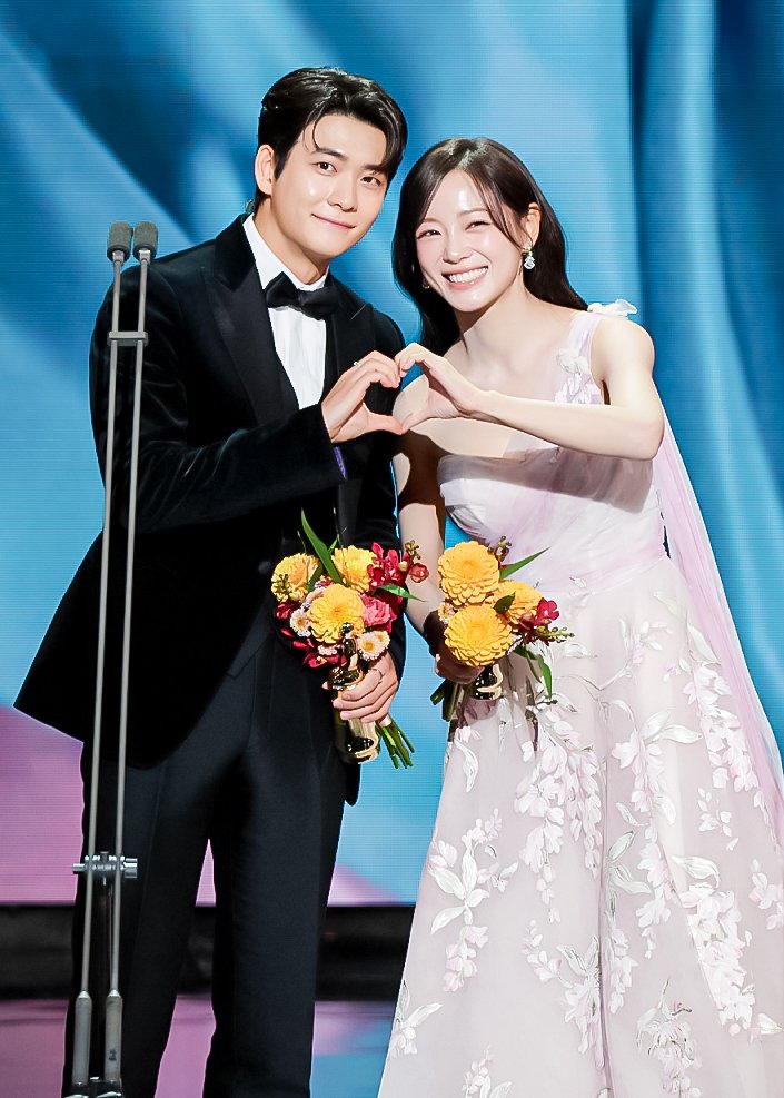 kpopers_family's tweet photo. 2025 MBC Drama Awards 

Best Couple
• Kang Taeoh &amp; Kim Sejeong - Moon River 

#MBCDramaAwards2025 #MBCDramaAwards #2025MBC연기대상 https://t.co/UjhSb34o6G