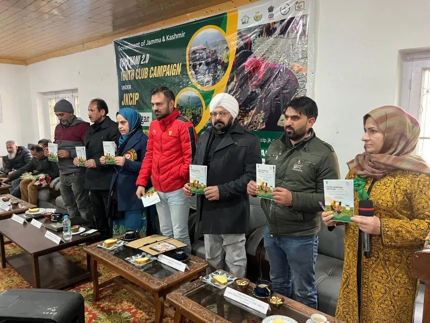 TweetsWani's tweet photo. Empowering Srinagar’s youth and farmers.

CAO Srinagar under #JKCIP organized an educational workshop at Khonmoh to sensitize youth club members, farmers &amp; entrepreneurs on agriculture and allied sectors.

Knowledge, skill and innovation driving #JammuAndKashmir growth! https://t.co/7nZoBelMdK