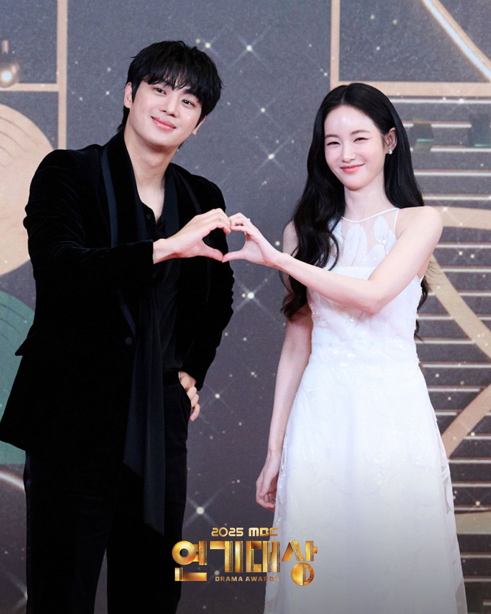 mbcdrama_pre's tweet photo. 🏆#2025MBC연기대상🏆 포토월 현장
올 한 해도 MBC 드라마를 사랑해주셔서 감사합니다💖

#이강에는달이흐른다 #이신영 #홍수주 
#MBC연기대상 #MBC드라마 
#연기대상 #연말시상식 #mbcdrama #MBC https://t.co/7KvPOhhSwm