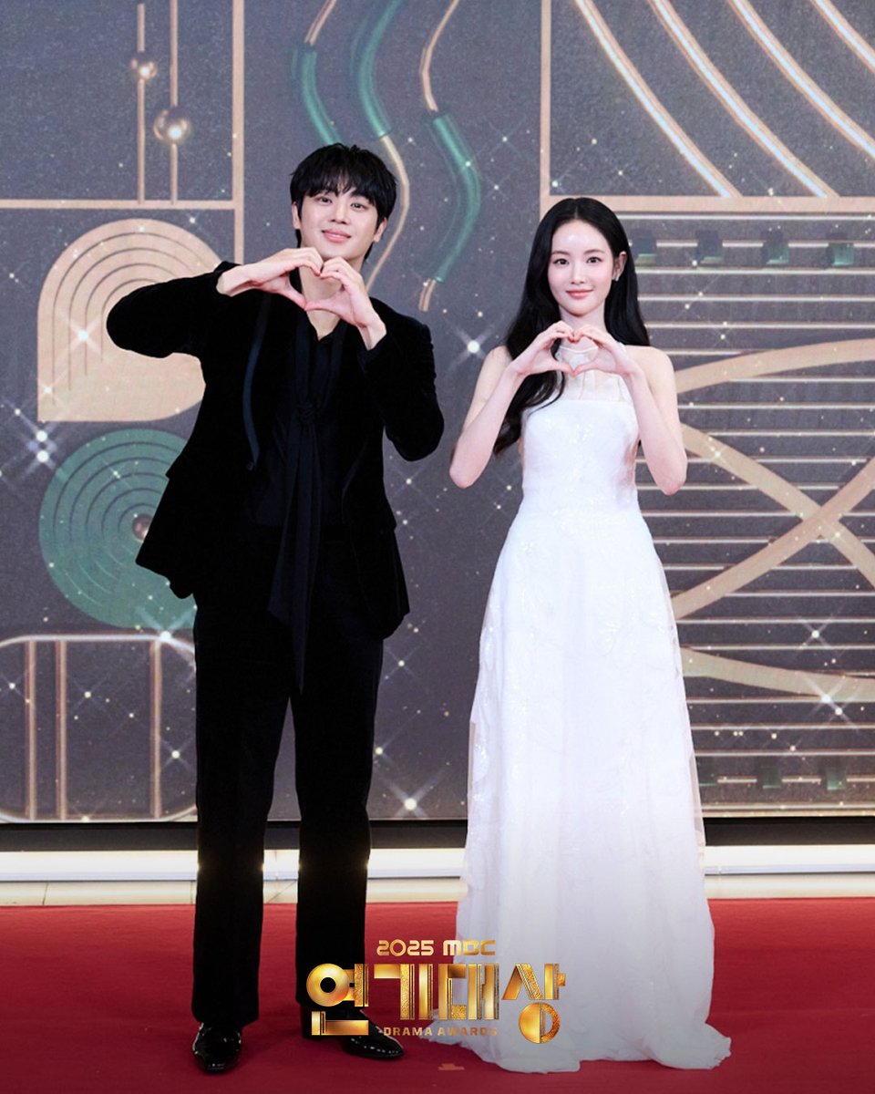 mbcdrama_pre's tweet photo. 🏆#2025MBC연기대상🏆 포토월 현장
올 한 해도 MBC 드라마를 사랑해주셔서 감사합니다💖

#이강에는달이흐른다 #이신영 #홍수주 
#MBC연기대상 #MBC드라마 
#연기대상 #연말시상식 #mbcdrama #MBC https://t.co/7KvPOhhSwm