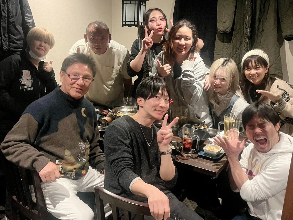 mai_yoshitsuru's tweet photo. 昨日はレッスン終わりにアクトレスガールの仕事納め姿を観に後楽園ホールへ。
そして、その後は異例なメンバーでの楽しく忘年会😆！

私は今日も仕事、明日まで仕事でございます(笑)

アクトレスのみんな！
お疲れ様でした！

来年楽しい事が出来たらいいね🌟

 #アクトレスガール
 #後楽園ホール https://t.co/d8OUY1IDt0