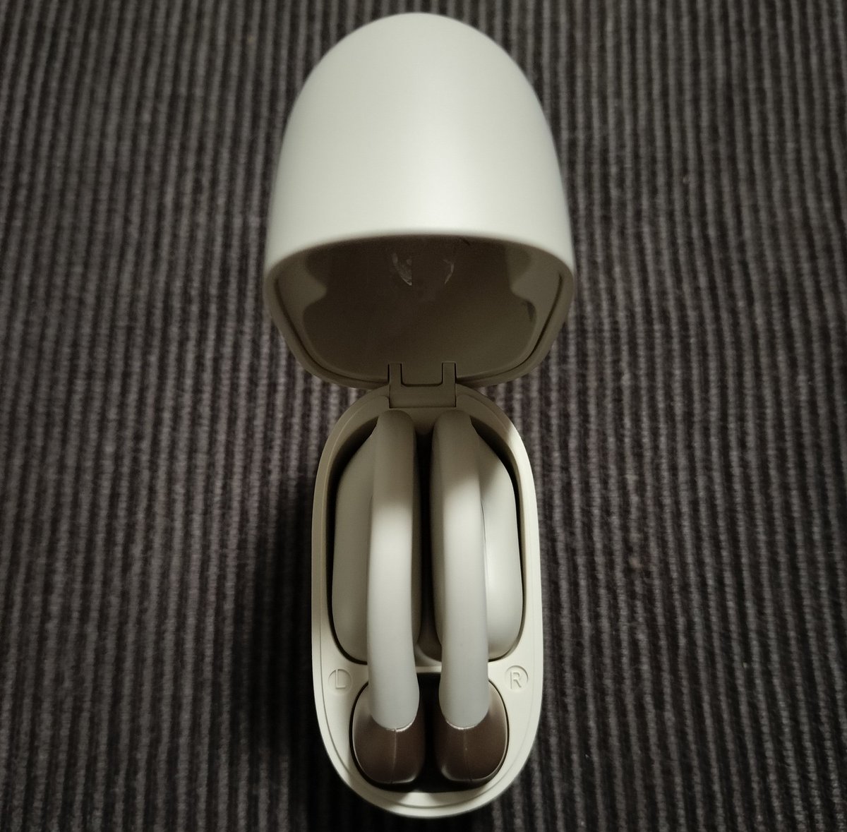 kico_set's tweet image. 7年前に購入したSONYのワイヤレスヘッドホンがとっくの前に寿命を迎えていたのでようやくPanasonicに新調しました🫶

🎧️耳をふさがないオープン型
🎧️ストレスフリーなかけ心地
🎧️軽量コンパクト
🎧️クリアな音質

7年という月日の進化はすごい✨
#Panasonic
#ワイヤレスステレオヘッドホン