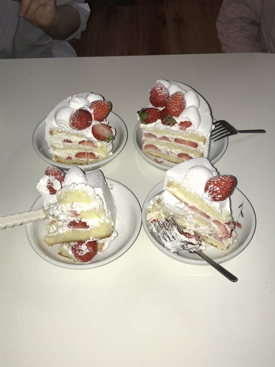 각자 음식 한가지씩 가져와서 연말 파티했다 스프 샌디치 족발 상다리 휘어지게 차렸으나 무엇보다 친구가 직접 튀긴 표고두부고로케가 。。❤️