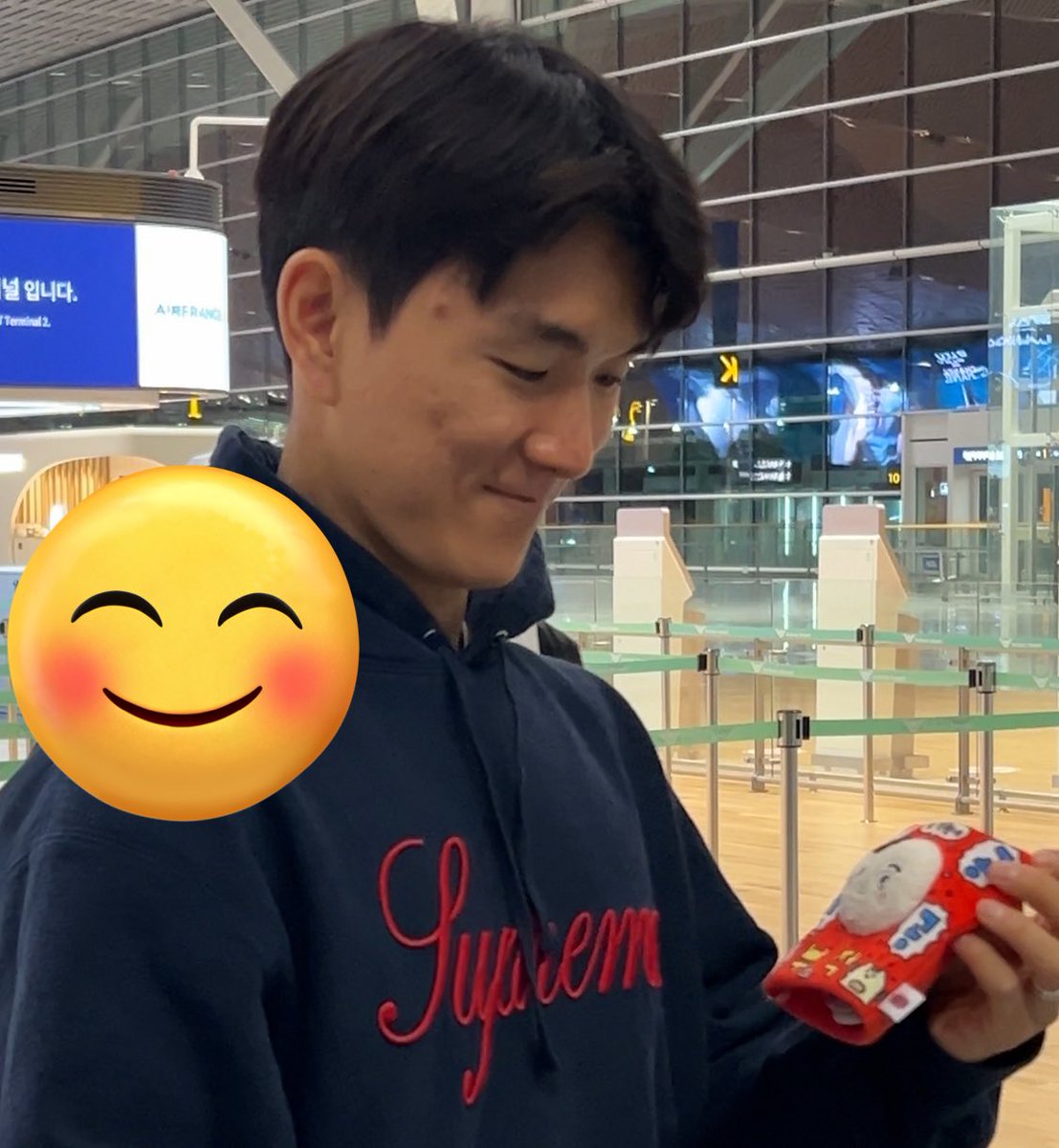 99

오늘로 벌써 99번째 인범이를 올리는 날이네요
인범이를 아랑한 모든 순간이 좋았지만
제가 정말 정말 좋아하는 순간을 올릴 때가 왔습니다
99번째에 올리기 위해 아끼고 아꼈던 그날
인범이를 가까이서 직접 본 그날을 올려봅니다...
팬에게 활짝 웃어주던 너~!~!~!!!!