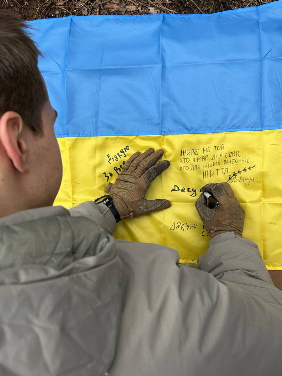 Хто хоче підписаний бійцями прапор?

Вважаю це топ 💪💪💪