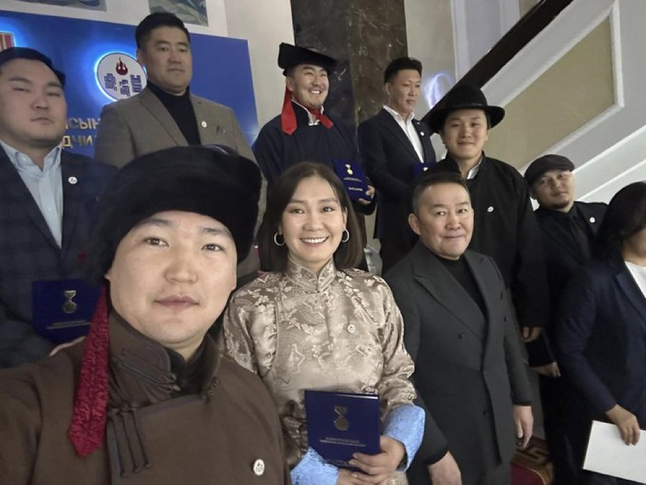 Өөөн новш юм даа. УИХ хэдэн шантайж хийж эзнийхээ даалгавраар бусдыг харлуулж гутаагчдын талд байдаг шаасан. Шүүрт, 15 давхар бүгд нэг гэсэн үг. Сая их хурал эдний талд зогслоо...‼️👇🤮

Бөөлжис хүрчихлээ новш