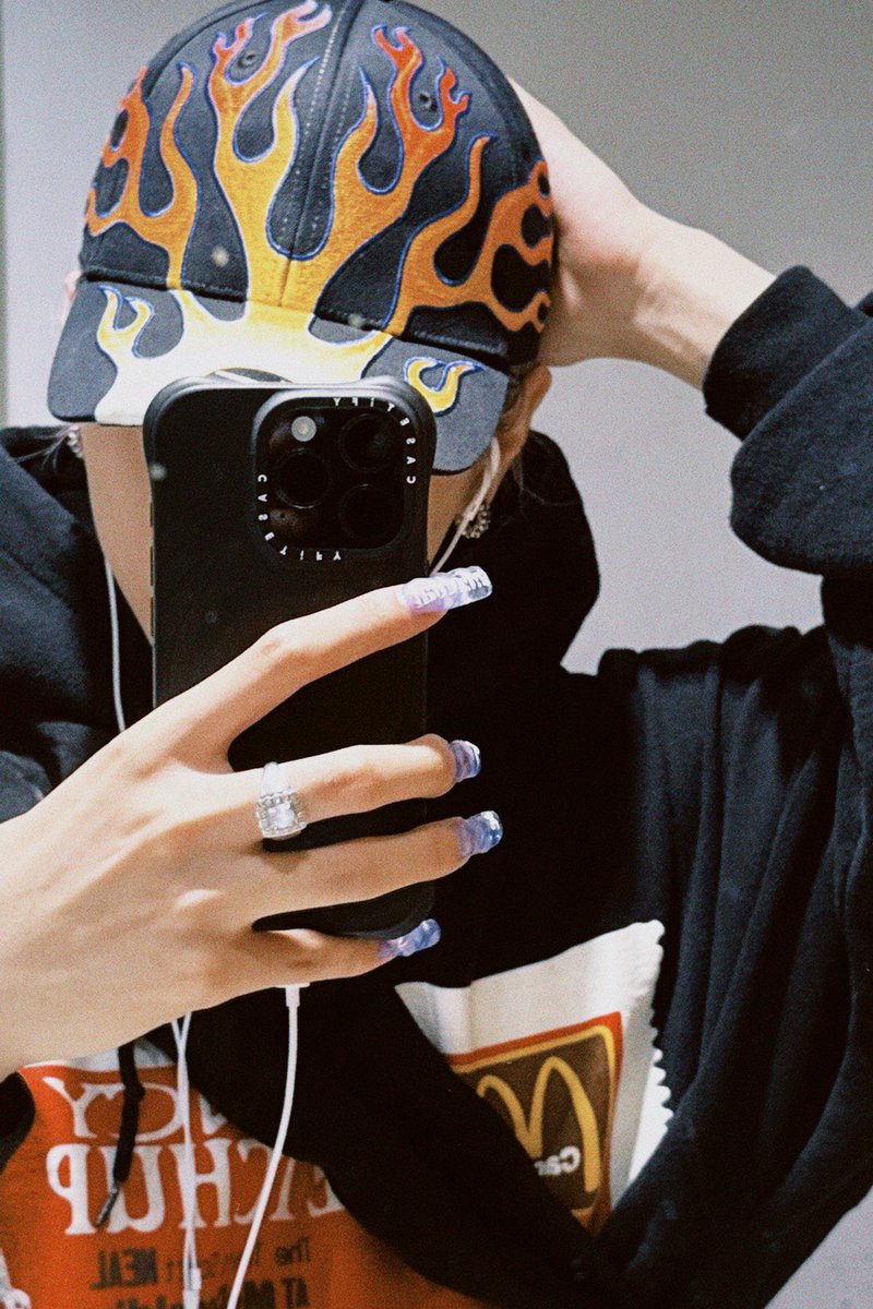 こんばんは！
年末はいかがお過ごしでしょうか？？？

急に寒くてびっくりしております！

昨日ファンクラブのキドフェノログで皆さんに
好きなネイルのアンケートをとってみました！
なんとなんと！
長めのネイルがまじで人気でした！！！

てことで、
投稿したことある写真もあるかもしれませんが、