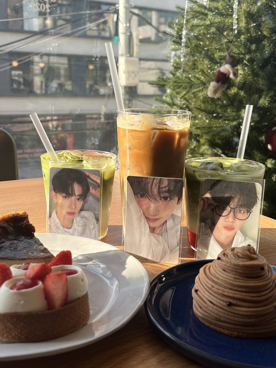 oahnijuy's tweet photo. #뭐먹어윶_늘먹던걸로

팀행운콤러 누나들과 연말파티 🍀🍀🤍🩷💙 https://t.co/fO68vVBqfw