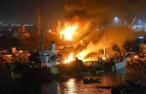 muratozer_ist's tweet photo. Suudi Arabistan ile BAE arasında gerilim tırmanıyor. Suud, Birleşik Arap Emirlikleri'ne Yemen topraklarından çekilmesi için 24 saat süre verdi. BAE'nin Mukalla Limanı'ndaki yasadışı silah sevkiyatını hava harekatıyla vurdu. https://t.co/Rutm0ZvbhT