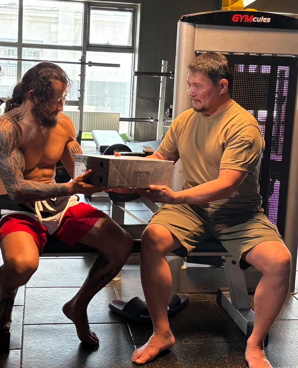 Энэ гутлыг нь шүүмжлээд байгаа гаруудад хэлэхэд энэ Lowa гээд брэндийн уулын гутал. Энэ Lowa Mongolia Энх-Оргилыг нүүр царайгаа болгоод хамтраад ажилладаг гэсэн үг.. 
Нэг сохор зоосны нэмэргүй юм байж л ийм гутал өмслөө бла бла…😏
Яаадын угаасаа тусалж дэмжсэн газрынхаа гутлыг