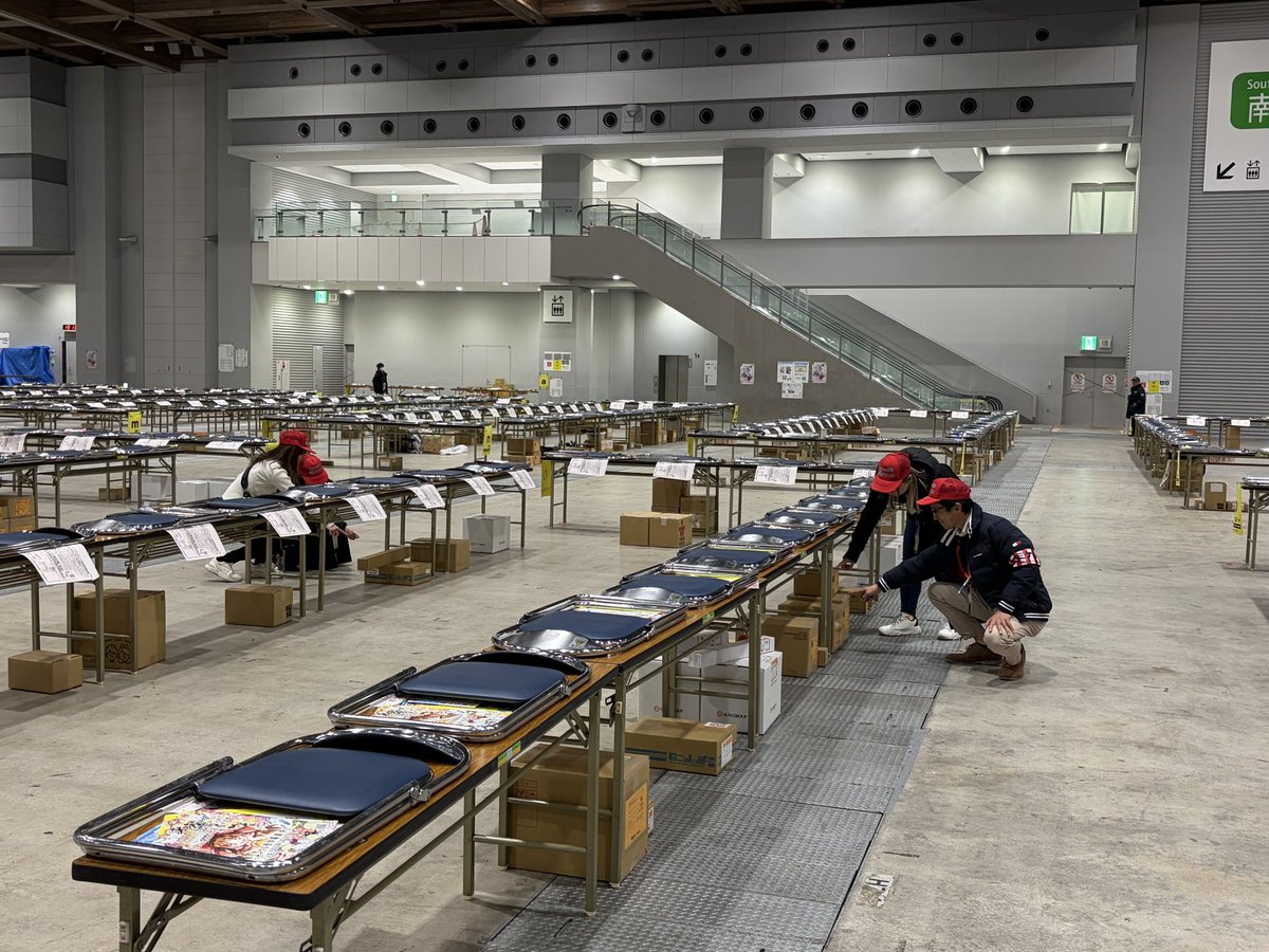 コミックマーケット107の1日目搬入体制が終わりました。
2日目に向けて会場・ホールの点検を行います。館内担当スタッフはホール内、サークルスペースに不審なものがないか巡回しています。