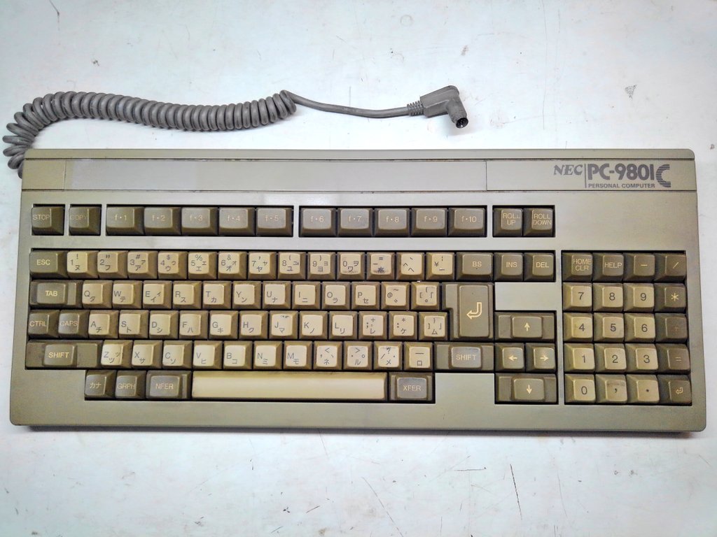 toshitada1973's tweet photo. セパレート型のパソコン、キーボードが離ればなれになる問題が深刻なのです。ヤフオクでも本体のみの出品ばかり、いったいどこにいってしまうのか… #PC98DO+ #PC6601SR #X1turboZII #PC9801CV https://t.co/bJWsnD8k6K