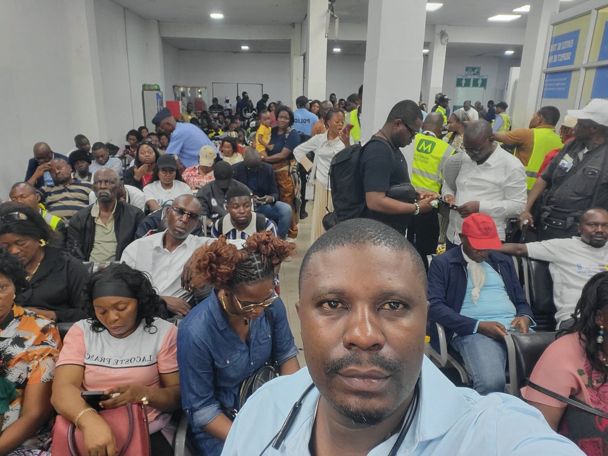 lucmalembe2013's tweet photo. Urgent
Aéroport de #Ndjili, tous les vols nationaux à destination de Lubumbashi, Kindu, Lodja, n'ont pas encore eu lieu depuis le matin. Les compagnies (#CAA, #MontGabaon) ne disent rien, les avions cloués au sol, les passagers entassés dans une salle sans climatisation... https://t.co/dRX9h1XDOw