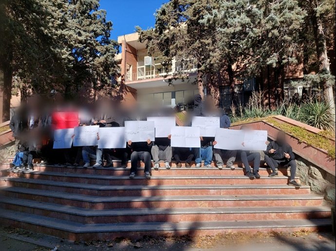 IranNewsUpdate1's tweet image. Students at Khajeh Nasir University in Tehran join the nationwide protests, demonstrating solidarity with citizens demanding economic justice and an end to repression.
#IranProtests #FreeIran2025 #IranRevolution