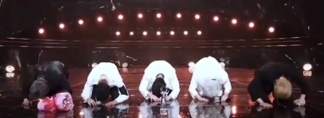 FROMHW2's tweet photo. 몬엑 상 받을 때도 그렇고
방금 연말 라이브에서도 그렇고
우리한테 큰절 올릴 때마다
전원 한국인 그룹콤 올라온다 https://t.co/y5pgTBAOEV